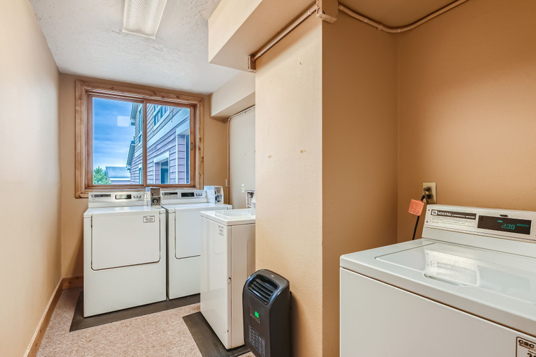 Laundry, Spacious 2-level Ski Hill 8 Condo Walk to Gondola by RedAwning, Summit