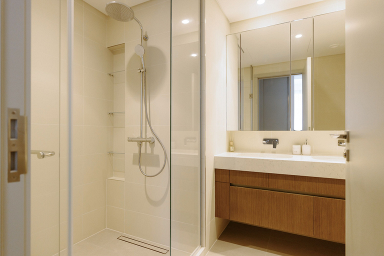 Bathroom 3, Beachfront Elegant 2BR Condo, Dubai