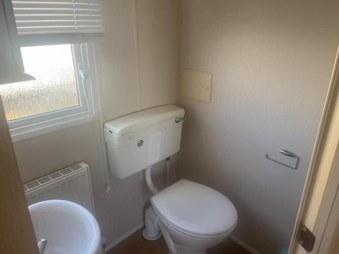 Bathroom 3, 2 Bedroom Pet Free Caravan and Decking Free Wifi, Cambridgeshire