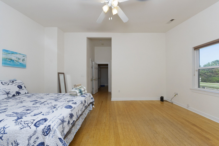 Room 3, Harbor Delight On The Bay - Private Sandy Beach! 4 Bedroom Home by RedAwning, Norfolk