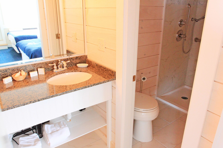 Bathroom 3, Fisherman's Wharf Inn, Lincoln