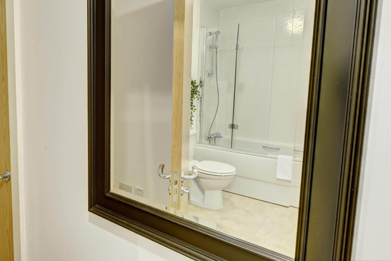 Bathroom 4, Beautiful 1-bed Apartment in Gloucester, Gloucestershire