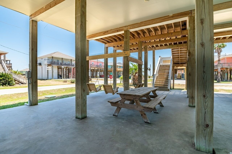 Terrace/patio 5, Sunrise Paradise 3 Bedroom Home by RedAwning, Galveston