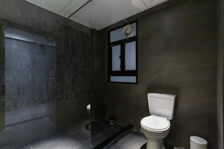 Bathroom 1, Les Barons, Kowloon