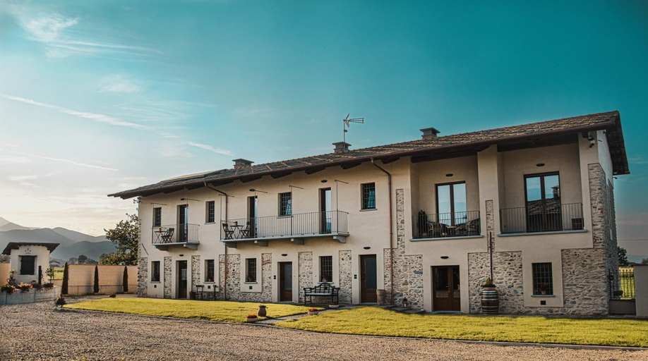 Exterior & Views