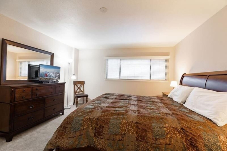Room 5, 17 Vail Road 3 Bedroom Condo by RedAwning, Eagle