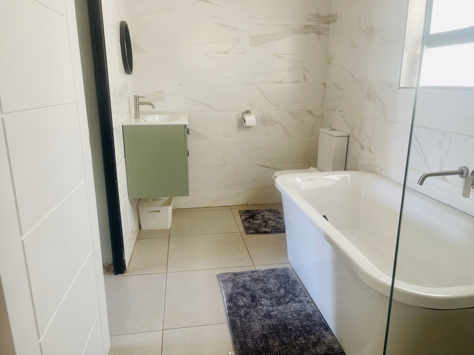 Bathroom 2, Room in B&B - Trendybliss Guest House - N0297, Waterberg