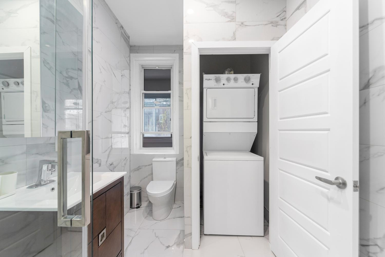 Bathroom 2, Stonewall Suites, Montréal