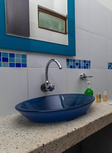 Bathroom 4, Arizona Ranch Hotel, Girardot