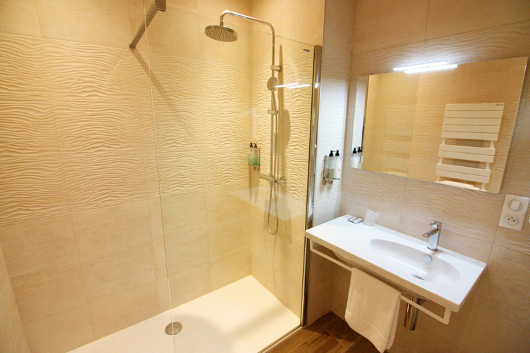 Bathroom 3, Hotel du Tribunal, Orne
