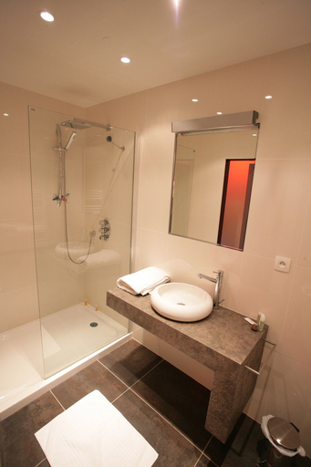Bathroom 3, Hotel Le Faisan Dore, Orne