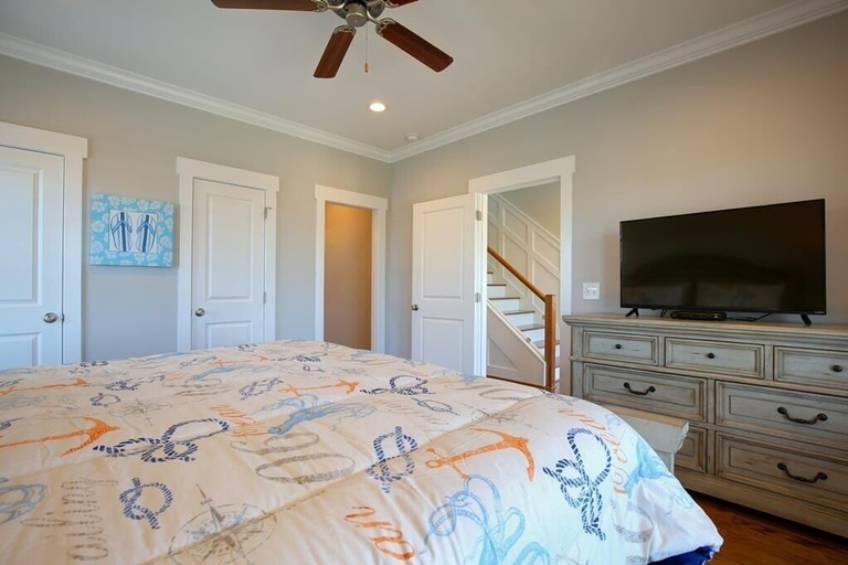 Room 3, Absolute Paradise 5 Bedroom Home by RedAwning, Brunswick