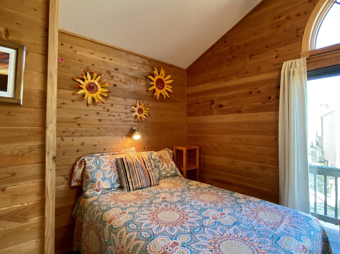 Room 4, 11 Mystical Sundaze Studio Bedroom Condo by RedAwning, Dare
