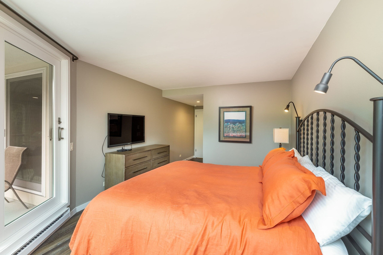 Room 3, 2112 The Pines by RedAwning, Summit