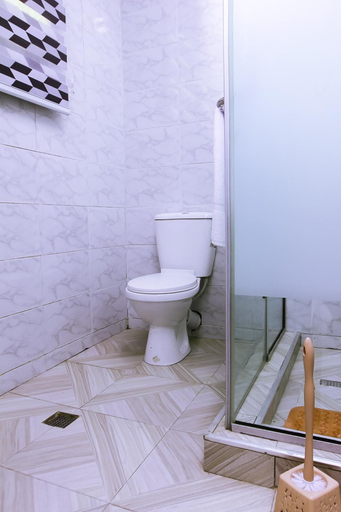 Bathroom 5, Stunning 3-Bed House in Lagos, Kosofe