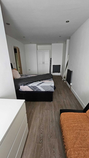 Bedroom 2, Luxurious 2-bed Apartment, Duchy Cosy Corner, Bradford