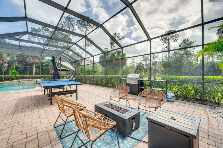 Food & Drinks, 7 Mi to Great Wolf Lodge Water Park: Luxury House, Collier