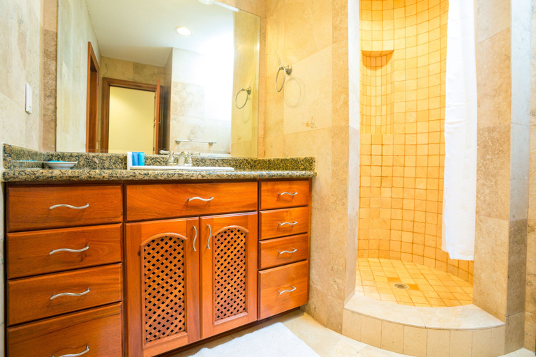 Bathroom 4, Lawson Rock - Angelfish 202, Roatán