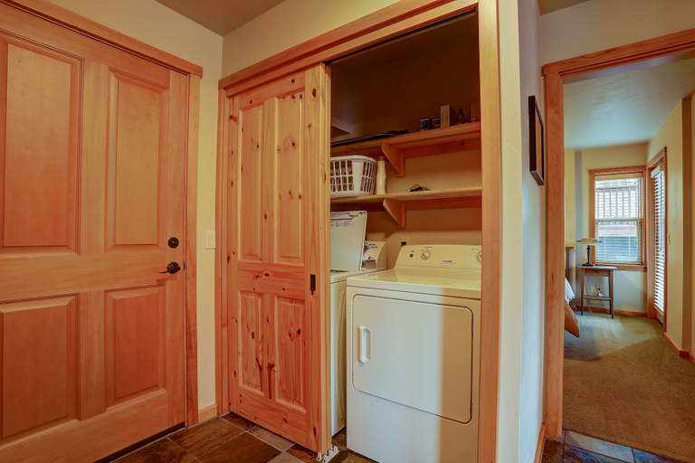 Room 2, Hutson's Hideaway 1 Bedroom Apts by RedAwning, Hood River
