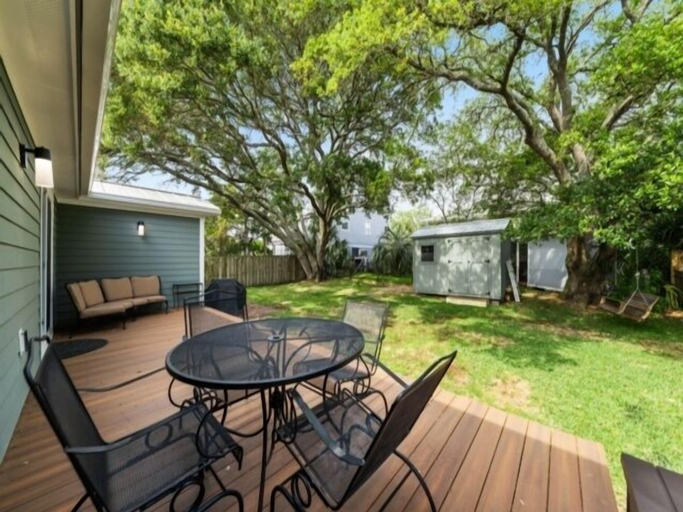 Outdoor dining, Lil Pearl 2 Bedroom Bungalow by RedAwning, New Hanover