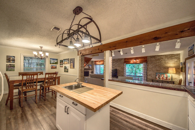 Food & Drinks, Texas River Haus LD1683, Comal