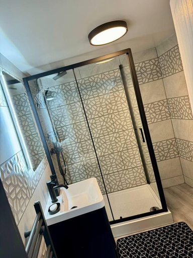 Bathroom 3, Elegant 2-bedroom Apartment Near City Centre, Birmingham