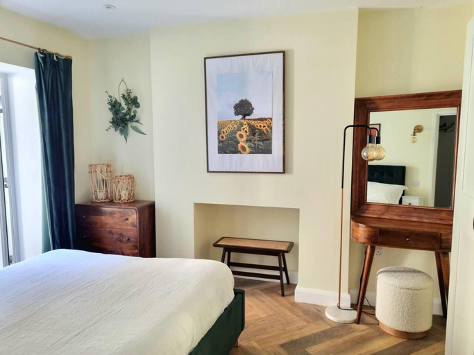 Bedroom 4, Spacious & Renovated 1-bed Garden Flat in London, London