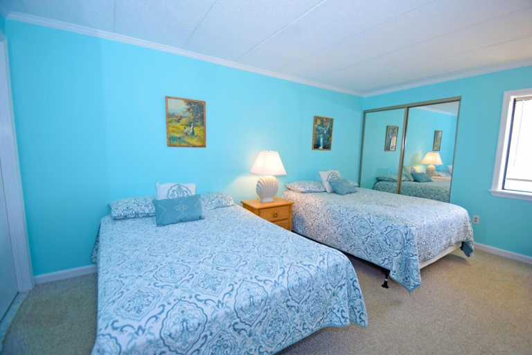 Room 4, Bay Princess 211 2 Br condo by RedAwning, Worcester