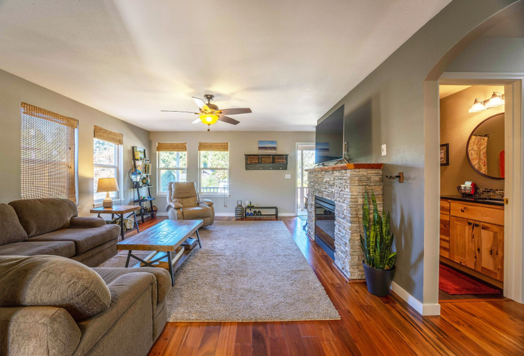 Living area 5, Devon Court 2 Bedroom Home by RedAwning, Hood River