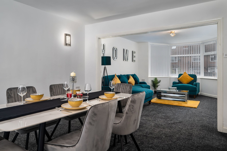 Others 5, Immaculate 5-bed House in Leeds, Leeds
