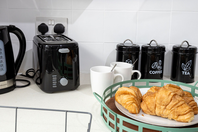 Food & Drinks, Captivating 3-bed House in Blackburn, Blackburn with Darwen