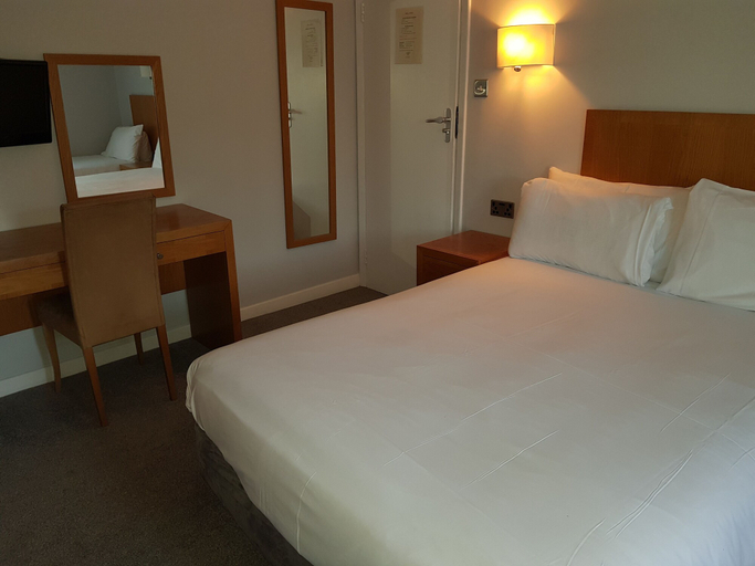 Bedroom 2, Tri-star Hotel, Solihull