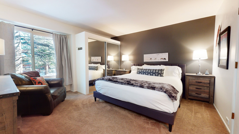Room 2, Horizons 4 150 Mountain Rustic, Walk To Shops and Restaurants, On Shuttle Route to Lodges by RedAwning, Mono