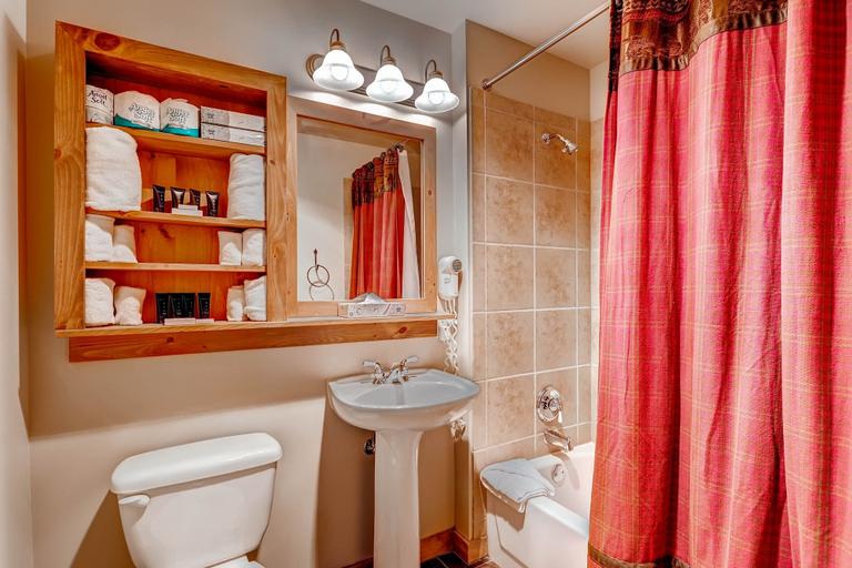 Bathroom 3, Red Hawk 2272, Summit