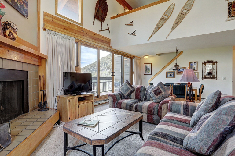 Living area 4, 2072 The Pines, Summit