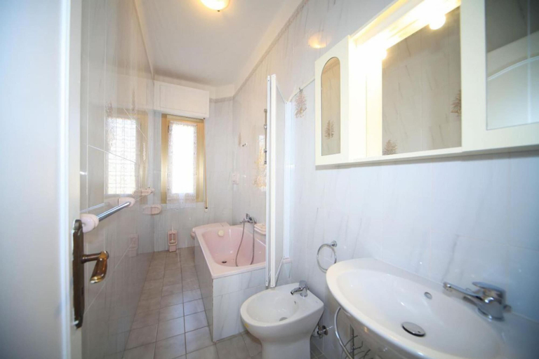 Bathroom 3, Matteotti 7 Frontemare, Savona