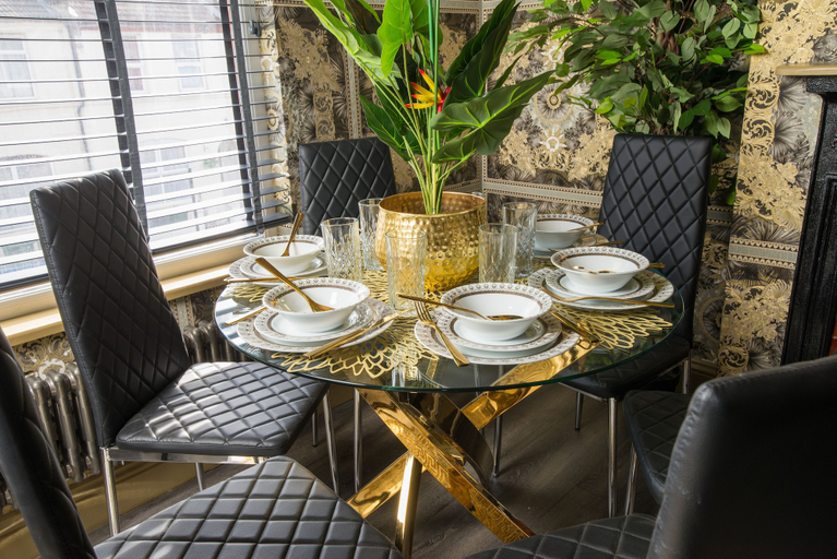 Dining 3, Luxury Versace 1 Bed, Hot Tub, Pool Table, Sky Tv, London