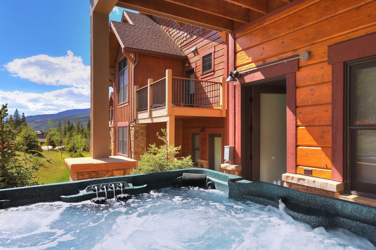 Outdoor spa tub, 78 Alders Townhouse with Heated Garage by RedAwning, Summit