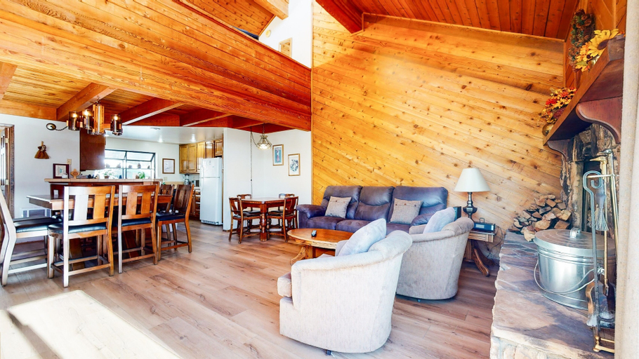 Interior 3, Snowflower 68 Spacious End Unit With Great Complex Amenities, Quiet Location by RedAwning, Mono