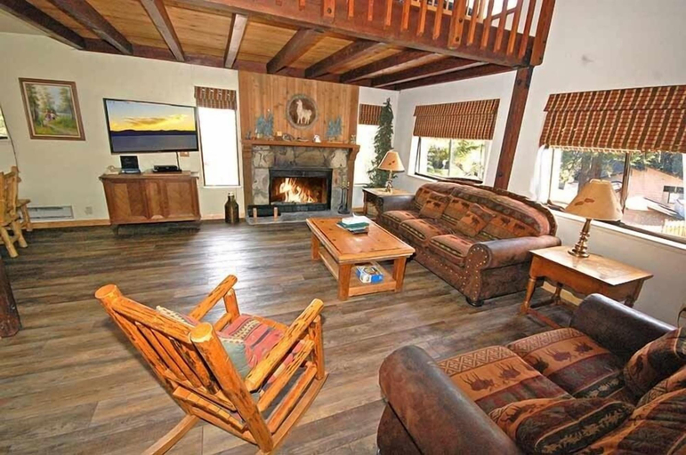 Living area, 3411 Pine Hill Road 3 Bedroom Home by RedAwning, El Dorado