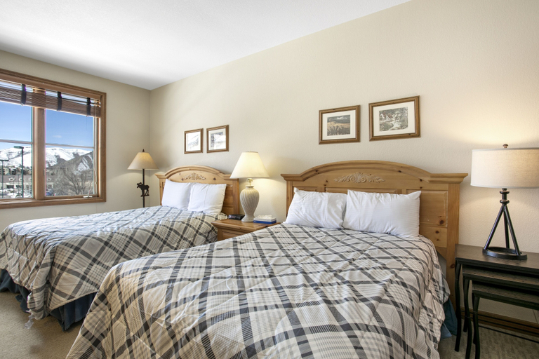 Room 3, 224 Chapel Square 2 Bedroom Condo by RedAwning, Eagle