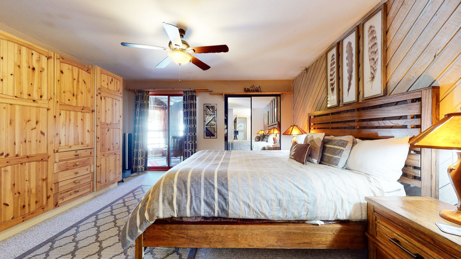 Room 2, Aspen Creek #227 1 Bedroom Condo by RedAwning, Mono