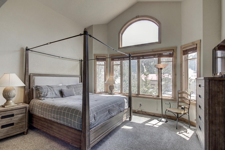Room 2, 18 Autumn Brook 4 Bedroom Townhouse by RedAwning, Summit