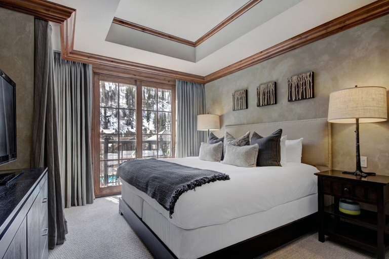 Room 5, Luxury 2BR+Den Ritz-Carlton Residence by RedAwning, Eagle