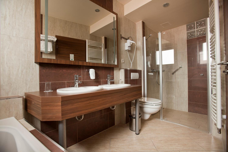 Bathroom 5, Hotel Makar Sport & Wellness, Pécs
