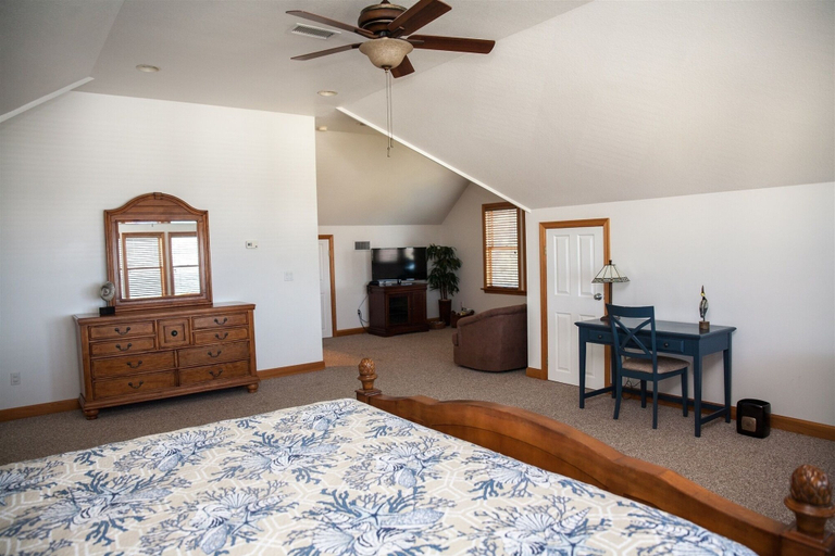 Room 3, Spartina 3 Bedroom Cottage by RedAwning, Dare