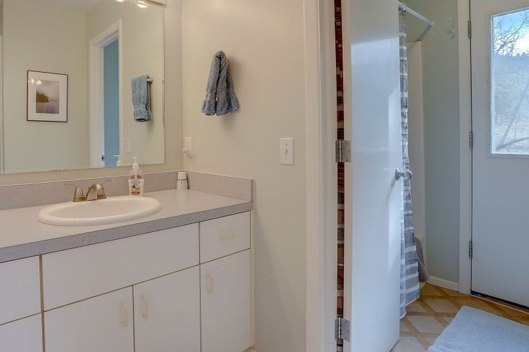 Bathroom 2, Fir Mountain Escape 4 Bedroom Home by RedAwning, Hood River