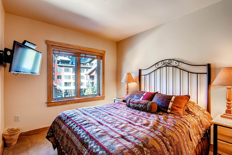 Room 4, Red Hawk 2272, Summit