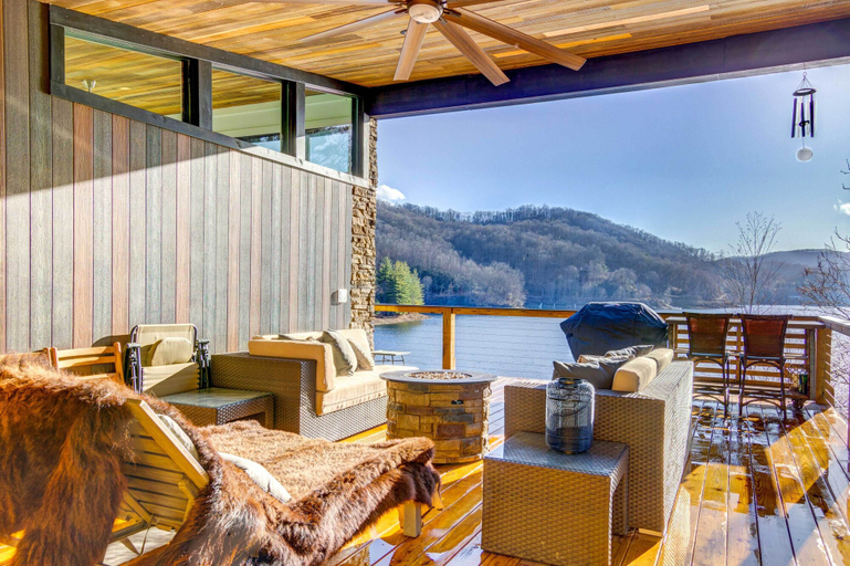Food & Drinks, Lake Nantahala Villa w/ Lookout Deck + Dock!, Macon