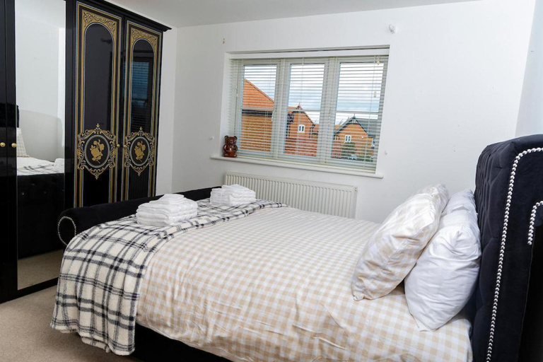 Bedroom 2, 4 Luxurious Executive Villa, Kent